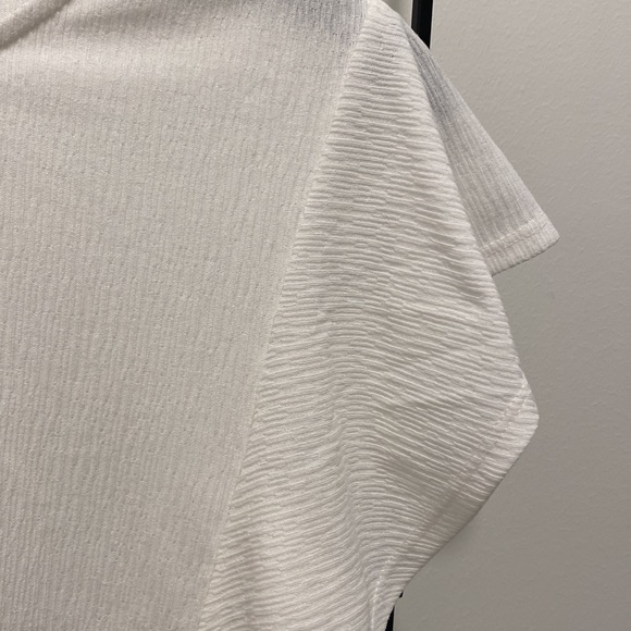 BCBGeneration white flouncy sleeve top - Picture 4 of 5